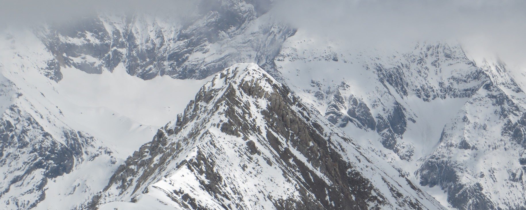 Peña l’Ixabre, detrás se descubren las dos cimas de Las Espadas