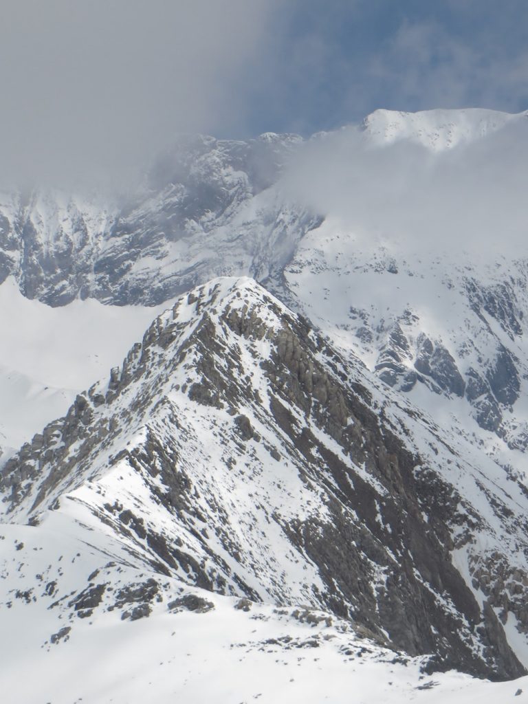Peña l’Ixabre, detrás se descubren las dos cimas de Las Espadas