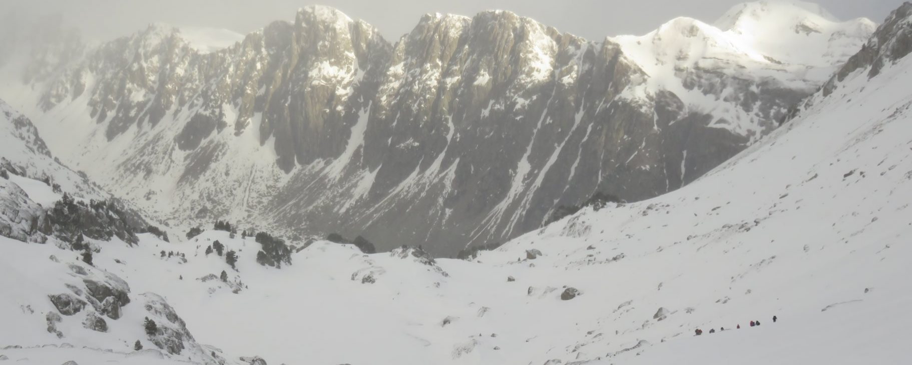 El sol sale en la Serra de Rius, abajo el Estanh deth Cap deth Port