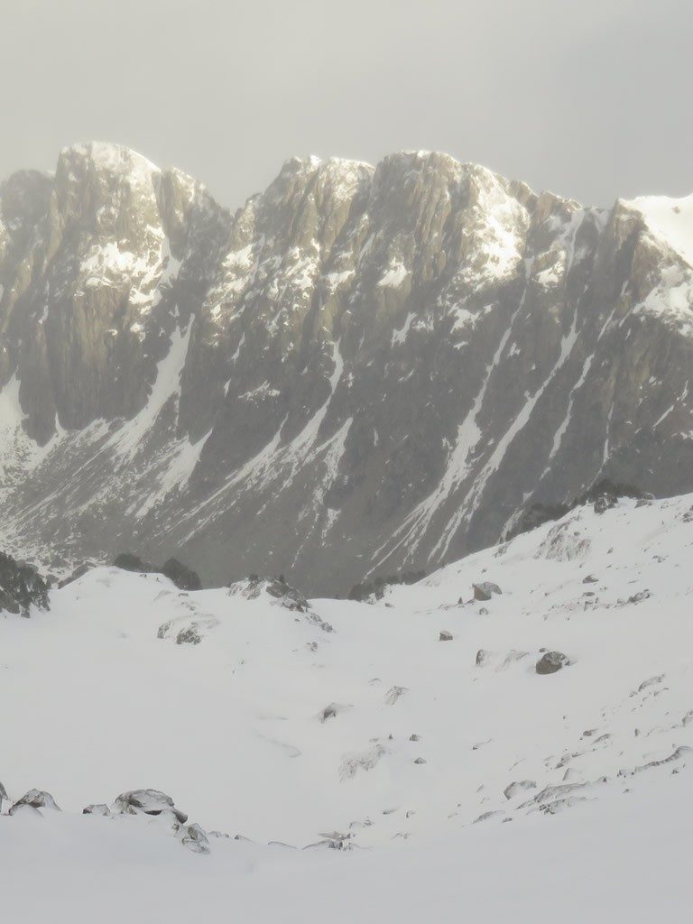 El sol sale en la Serra de Rius, abajo el Estanh deth Cap deth Port