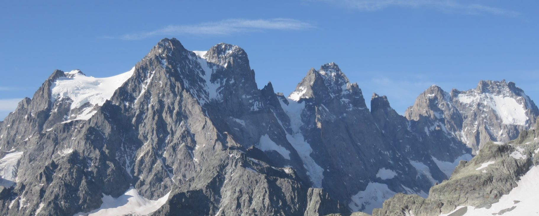 El Mont Pelvoux a la izquierda y los Picos Sin Nombre a la derecha