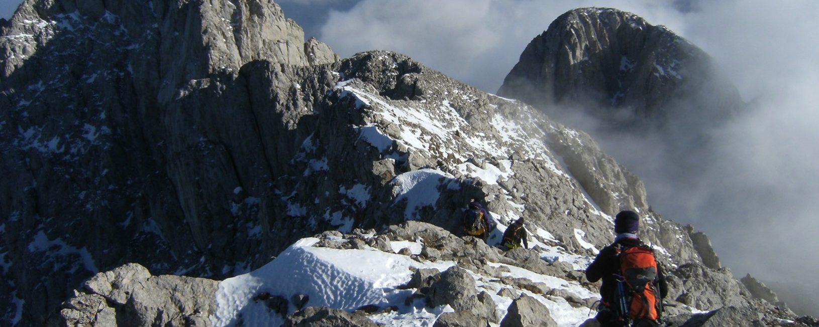 Bajando del Pollegó Superior a la izquierda el Pic del Candeler y el Pollegó Inferior abajo derecha