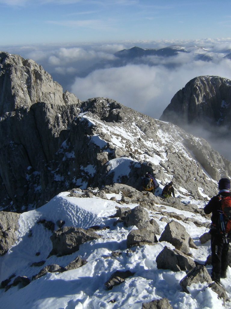 Bajando del Pollegó Superior a la izquierda el Pic del Candeler y el Pollegó Inferior abajo derecha