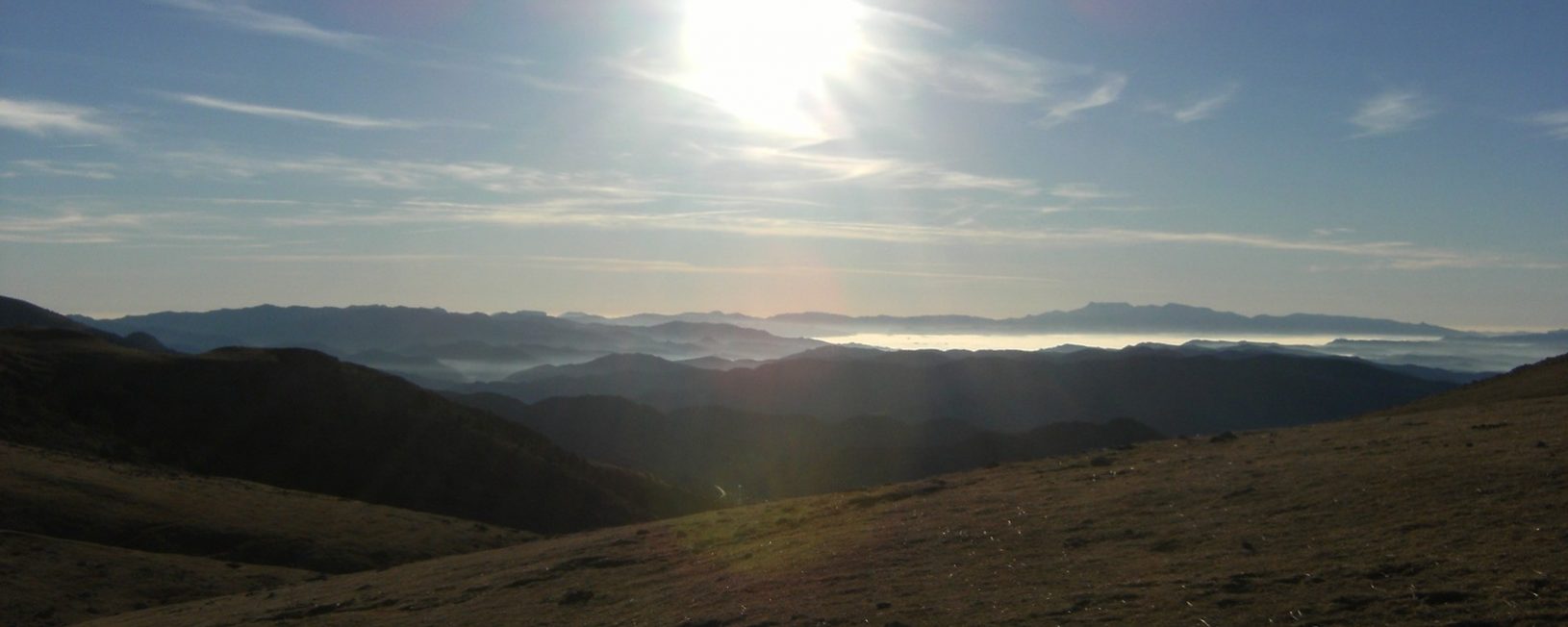 Coll de La Creueta, 1.888 mts., al fondo derecha el Montseny