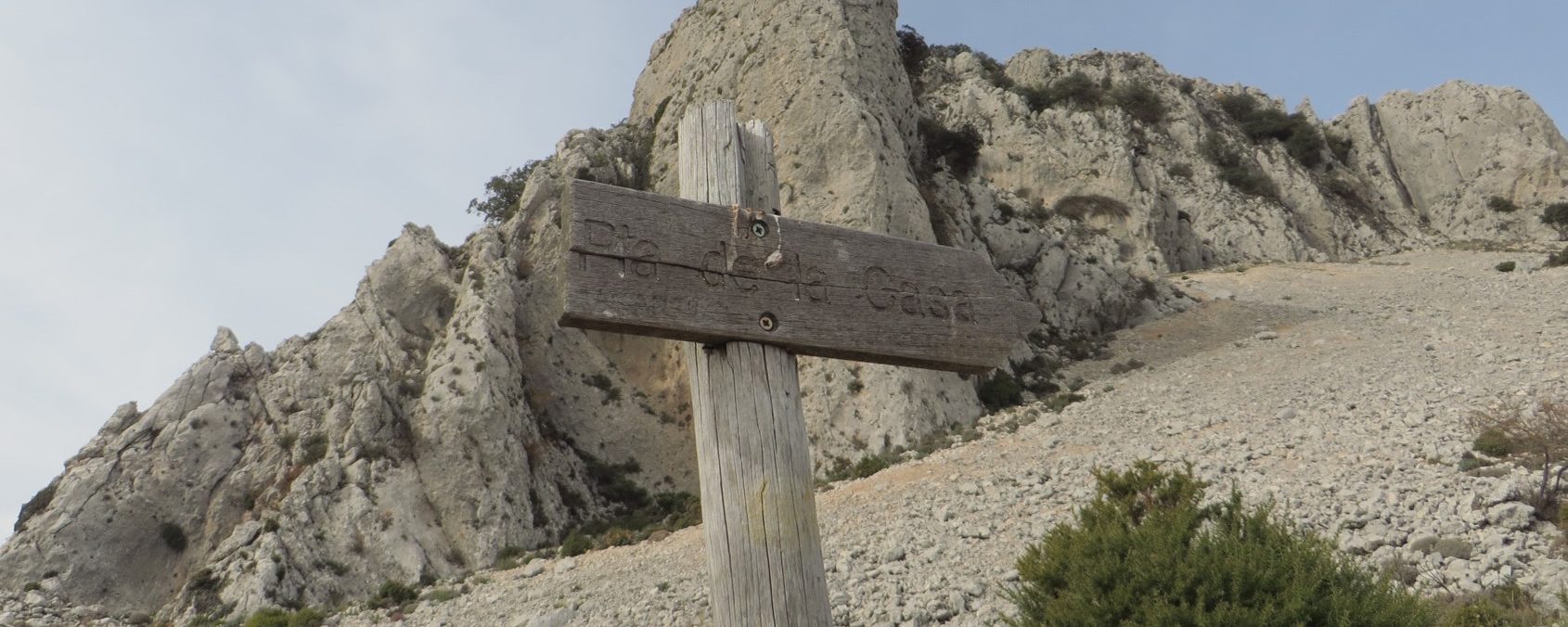 Poste indicador hacia la cima del Pla de La Casa