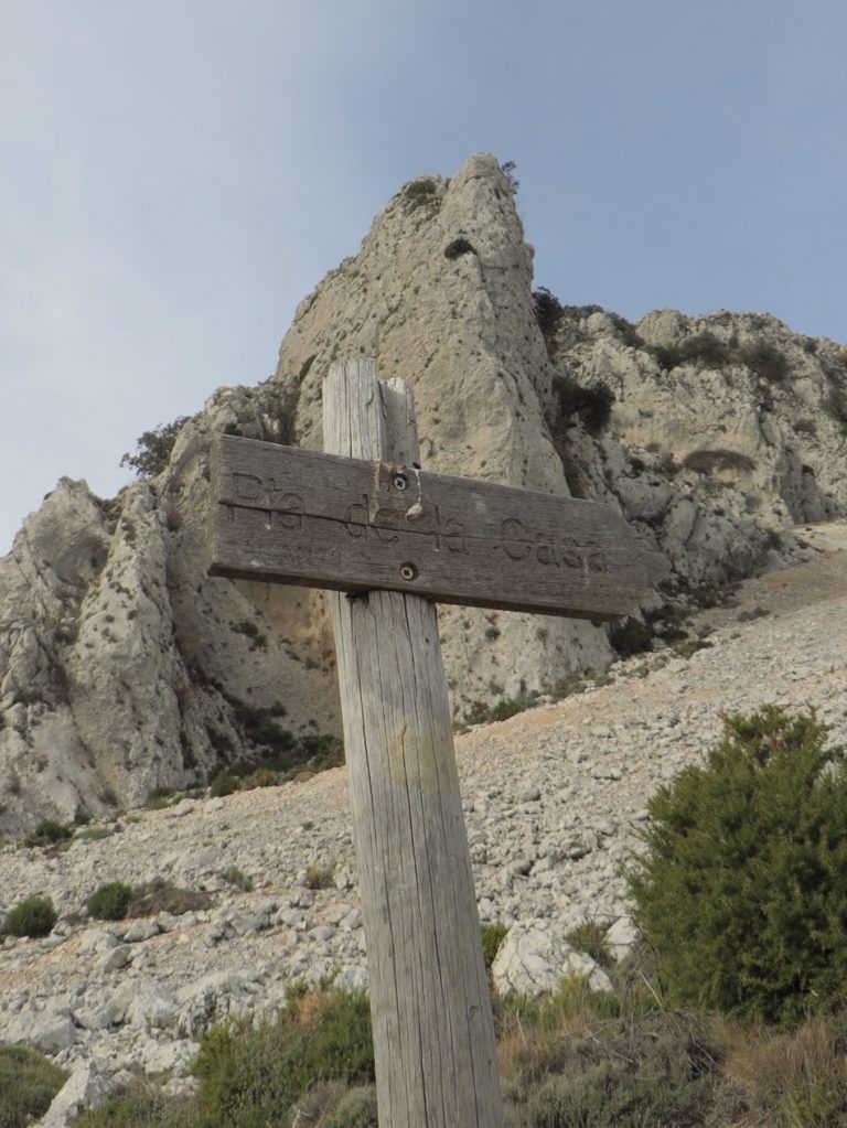 Poste indicador hacia la cima del Pla de La Casa