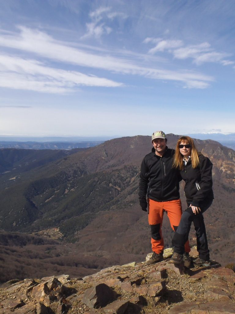 Anna y Joaquín en la cima de Les Agudes, 1.706 mts., detrás el Matagalls