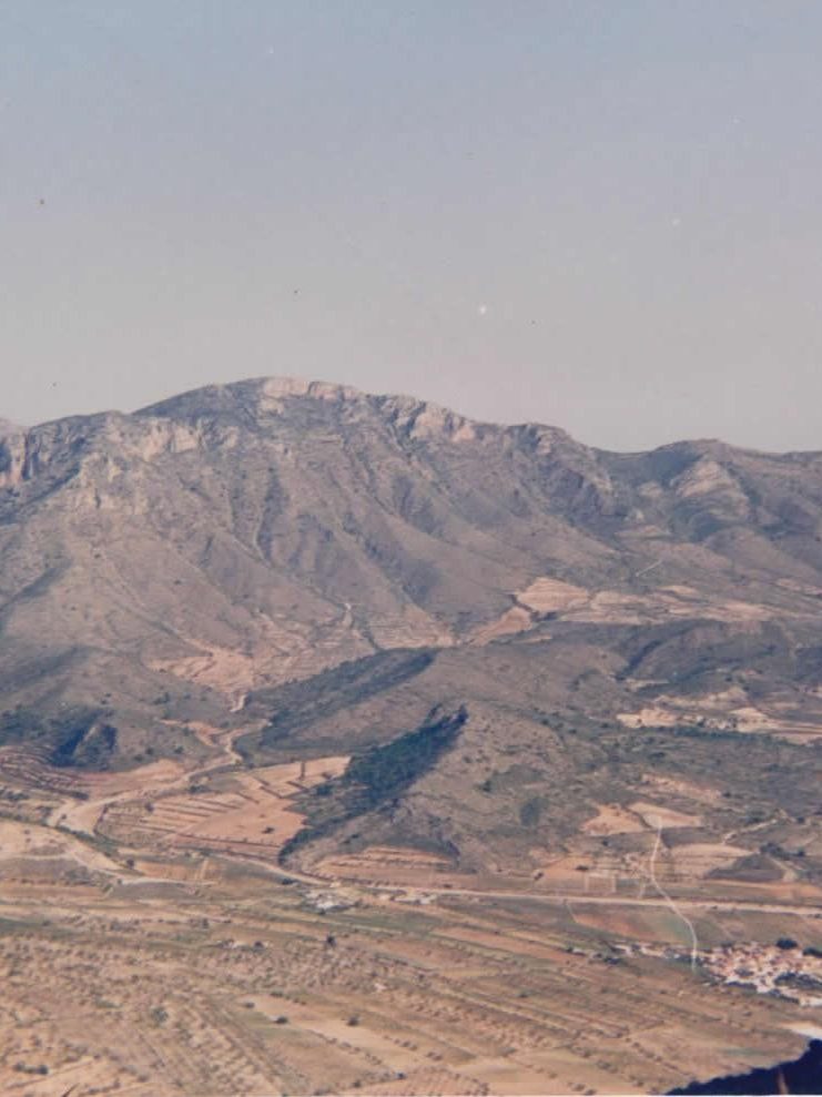 Delante la Peña Gorda y a la derecha la Peña de La Mina en la Sierra del Algallet, detrás a la izquierda la Sierra del Reclot