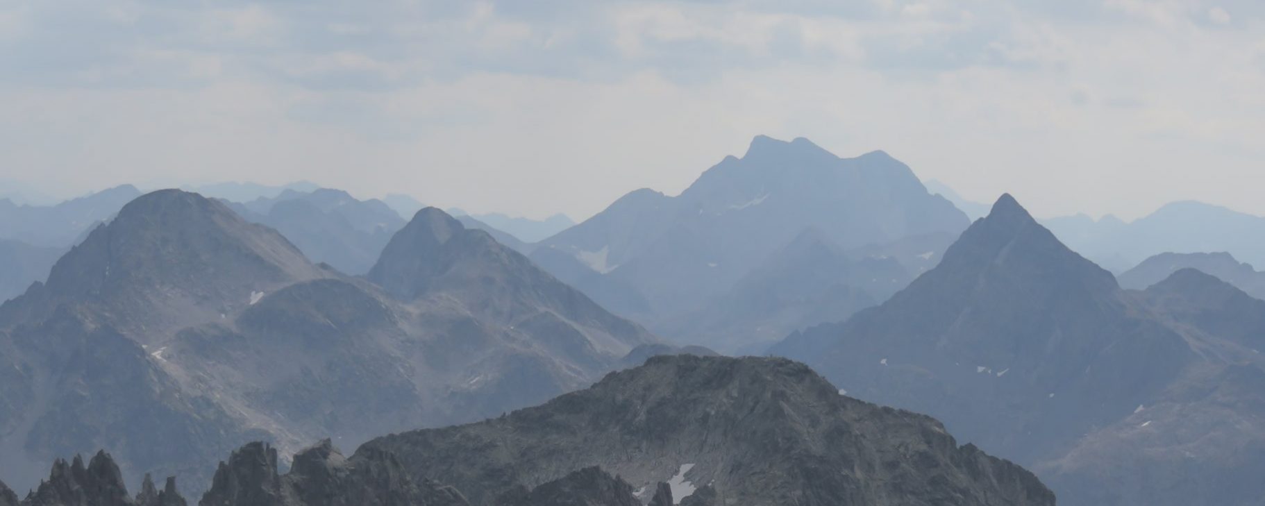 Al fondo el Vignemale, a la derecha el Gran Facha y a la izquierda el Pic de Cambalés y la Pequeña Facha, delante el Pico Cristales