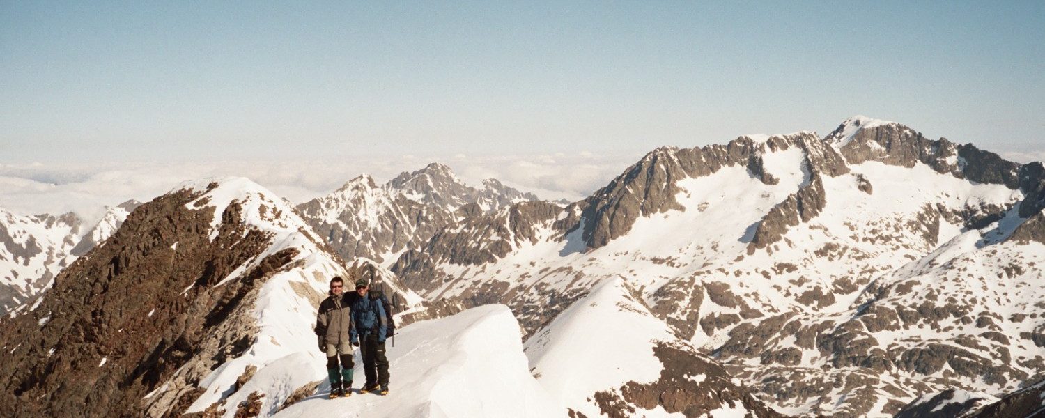 Joaquín y Jesús en la cresta entre el Infierno Central y el Occidental, al fondo derecha el Balaitous y Las Frondellas