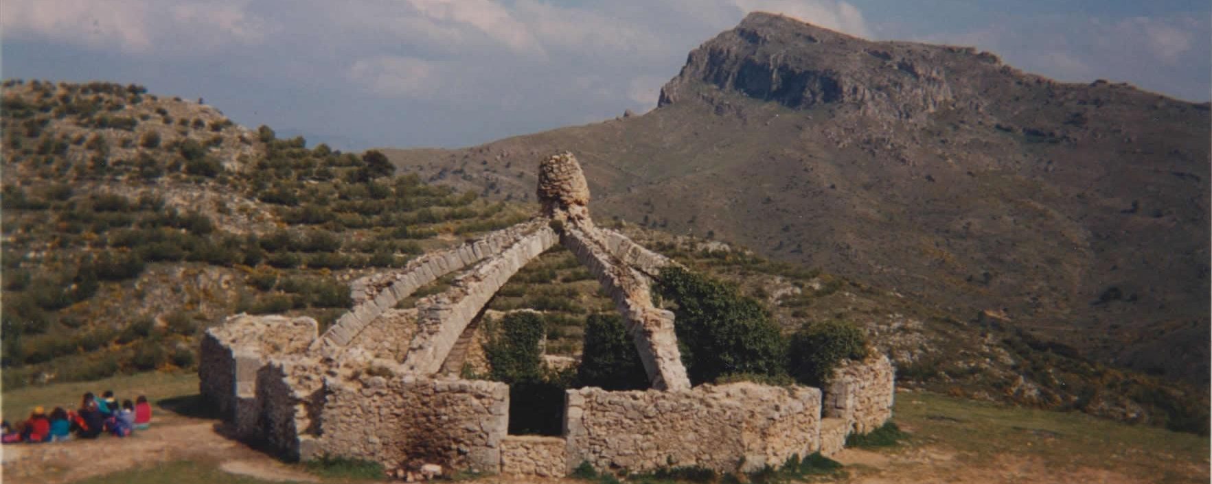 La Cava Arqueada y detrás El Montcabrer