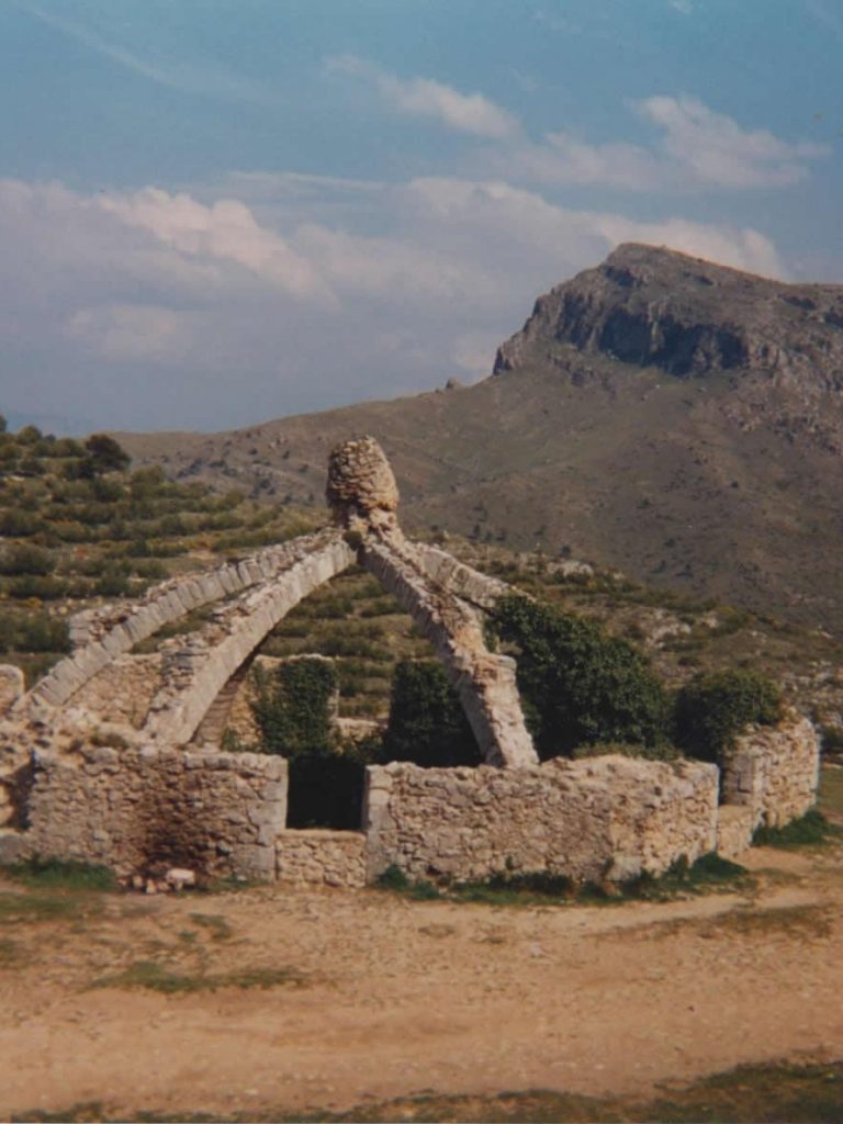 La Cava Arqueada y detrás El Montcabrer