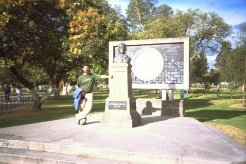 Jesús en el Monumento a Humbolt en Quito, Plaza El Ejido