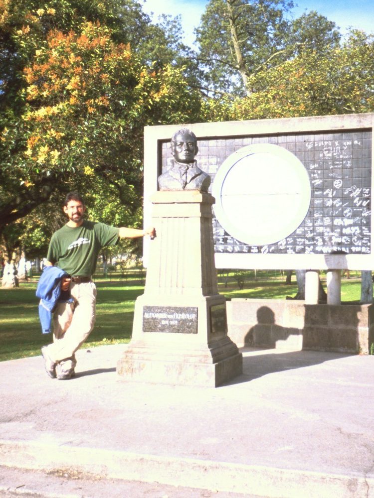 Jesús en el Monumento a Humbolt en Quito, Plaza El Ejido