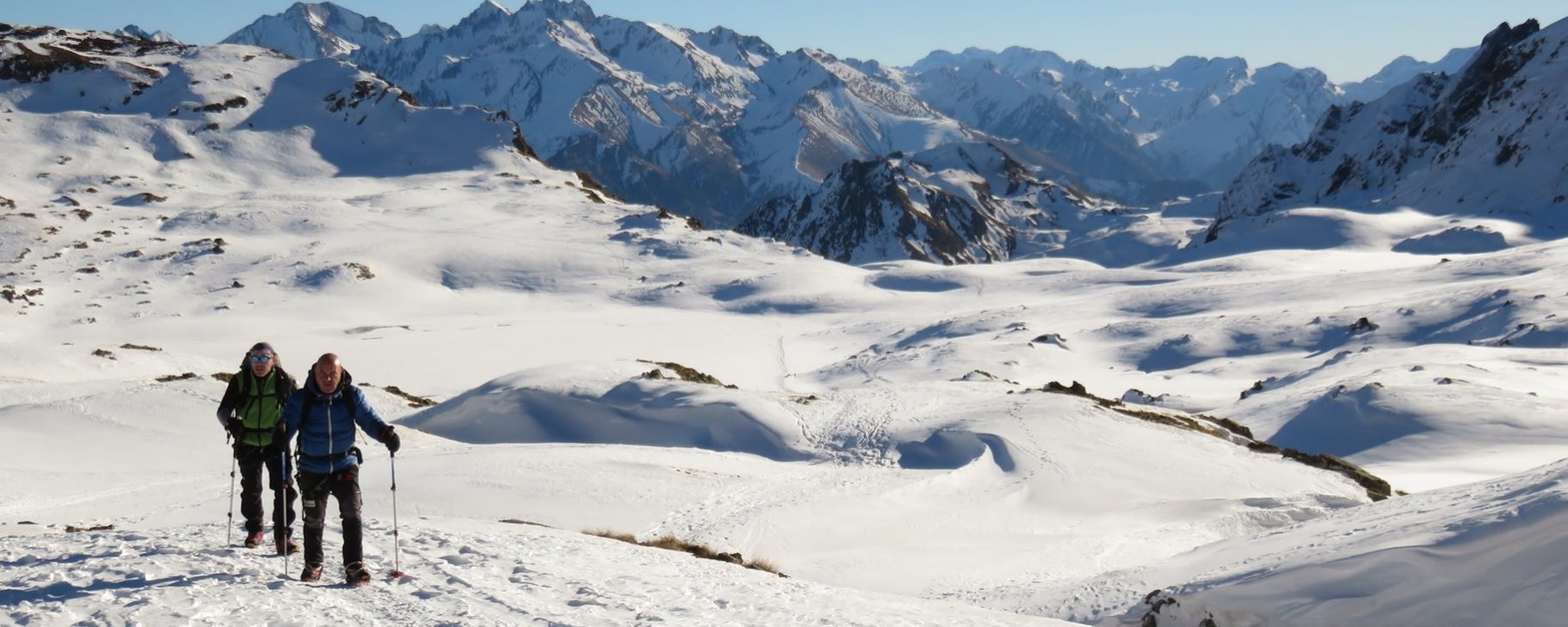 Josep y Toni camino del Cuello de Anayet desde los Ibones de Anayet, detrás al fondo izquierda Los Infiernos, Garmo Negro, Algas, Argualas y a la derecha la Sierra Tendeñera