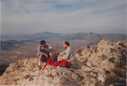Miguel Ángel y Alfonso Lorenzo en la cima del San Cayetano, 817 mts. Detrás El Cantón y La Pila