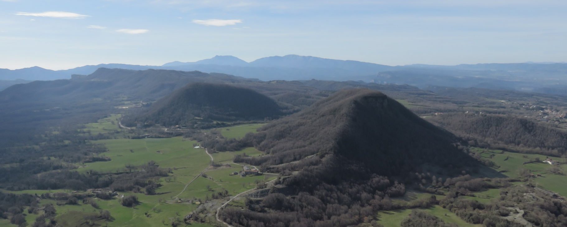 Vistas desde el mirador de Pla d’Aiats: abajo el Montcau, Puig del Bac y al fondo el Montseny