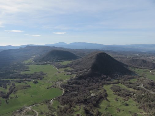 Vistas desde el mirador de Pla d’Aiats: abajo el Montcau, Puig del Bac y al fondo el Montseny