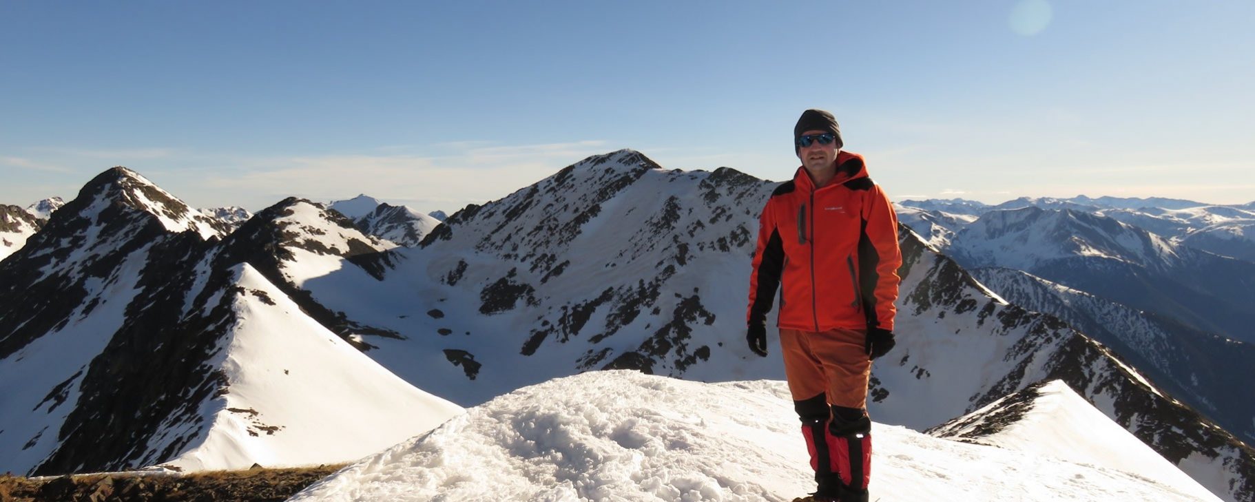 Joaquín en la cima del Pic de Sanfonts, 2.883 mts., detrás el Pic de Comapedrosa