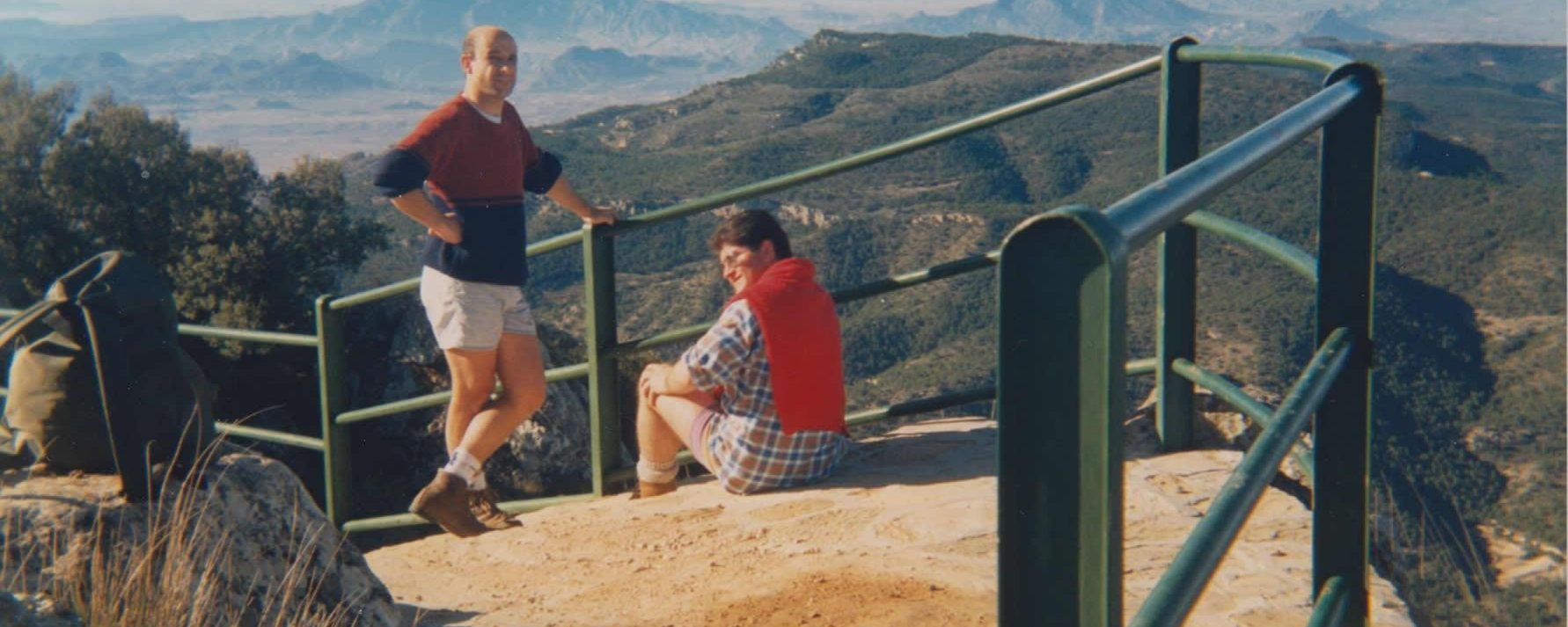 Miguel Ángel y Paco en la cima de Los Cenajos, 1.226 mts., detrás a la izquierda la Sierra de Ricote, en el centro abajo el Caramucel y todo su manto boscoso, a la derecha Sierra del Oro y Almorchón