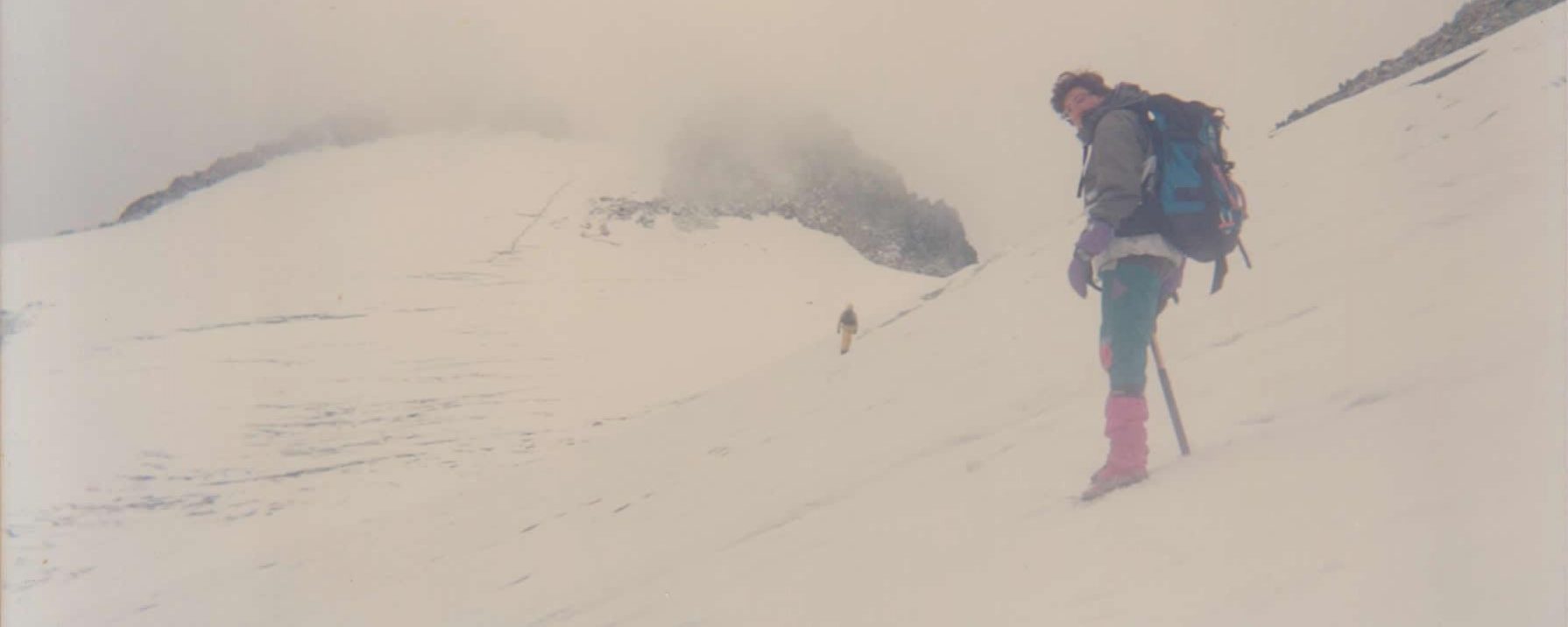 Delante Manolo Cano en el Glaciar del Aneto, con el Aneto cubierto delante