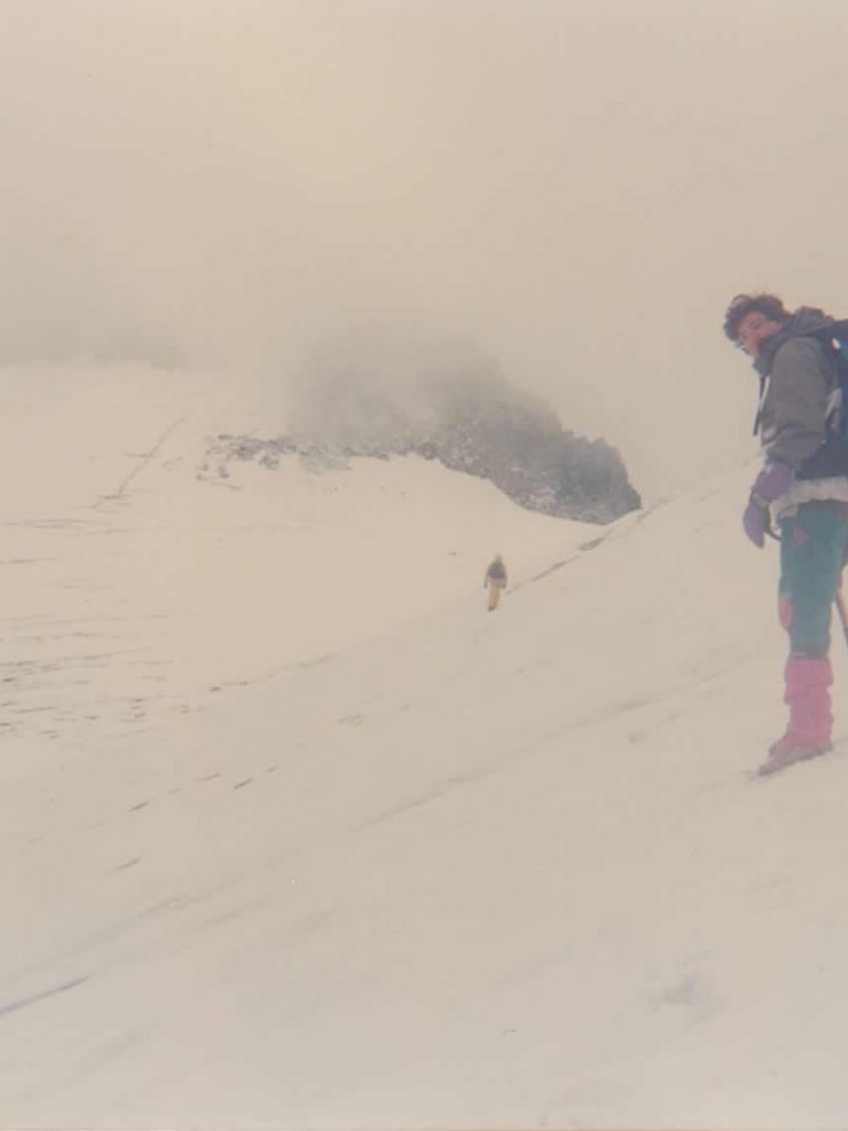 Delante Manolo Cano en el Glaciar del Aneto, con el Aneto cubierto delante