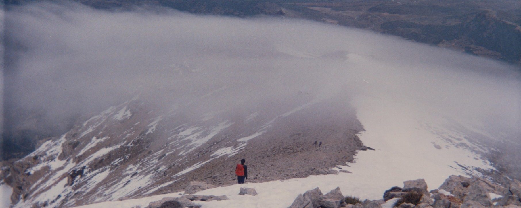 Bajando a la parte alta del Embudo desde la cima, al fondo la Sierra de Taibilla en el centro y Revolcadores a la derecha
