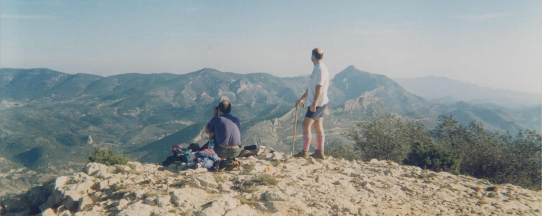 Alfonso y Paco en la cima de la Silla del Cid, 1.127 mts., detrás la Sierra del Maigmó