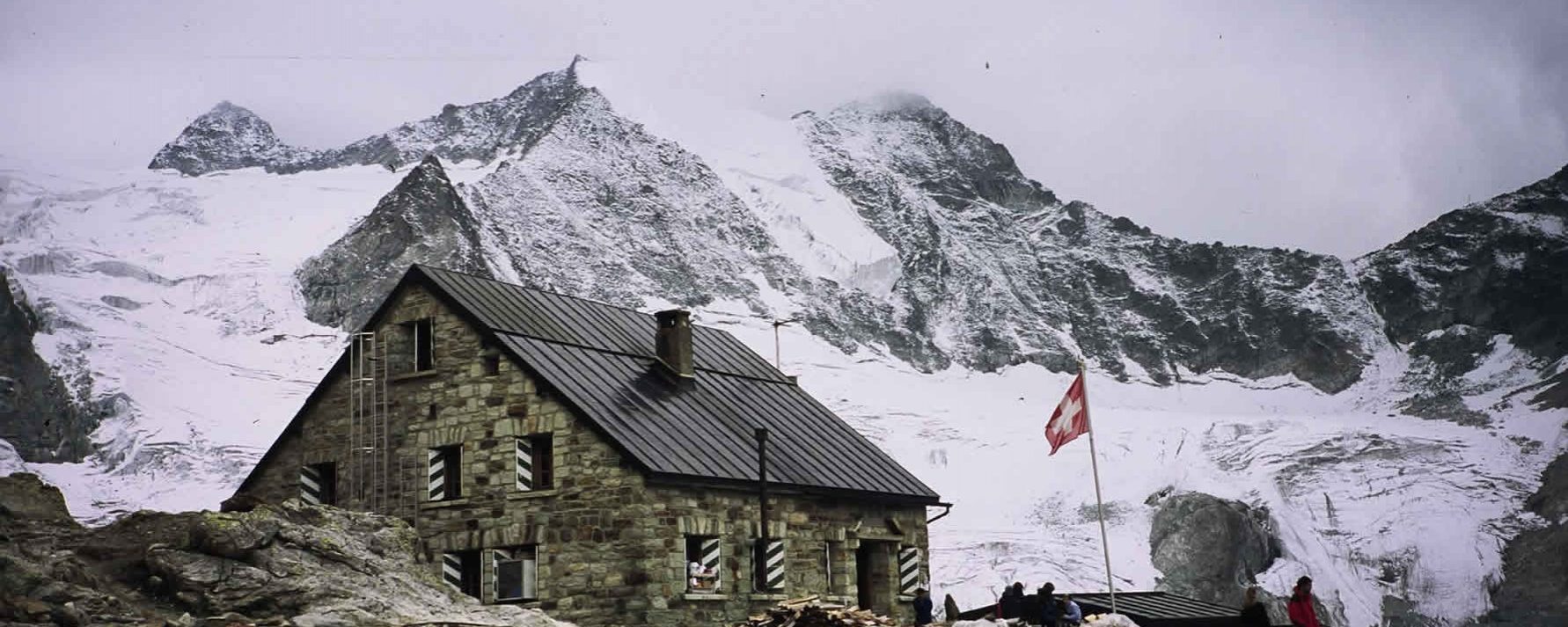 Refugio Cabaña de Moiry, 2.825 mts., bajo Puntas de Mourti