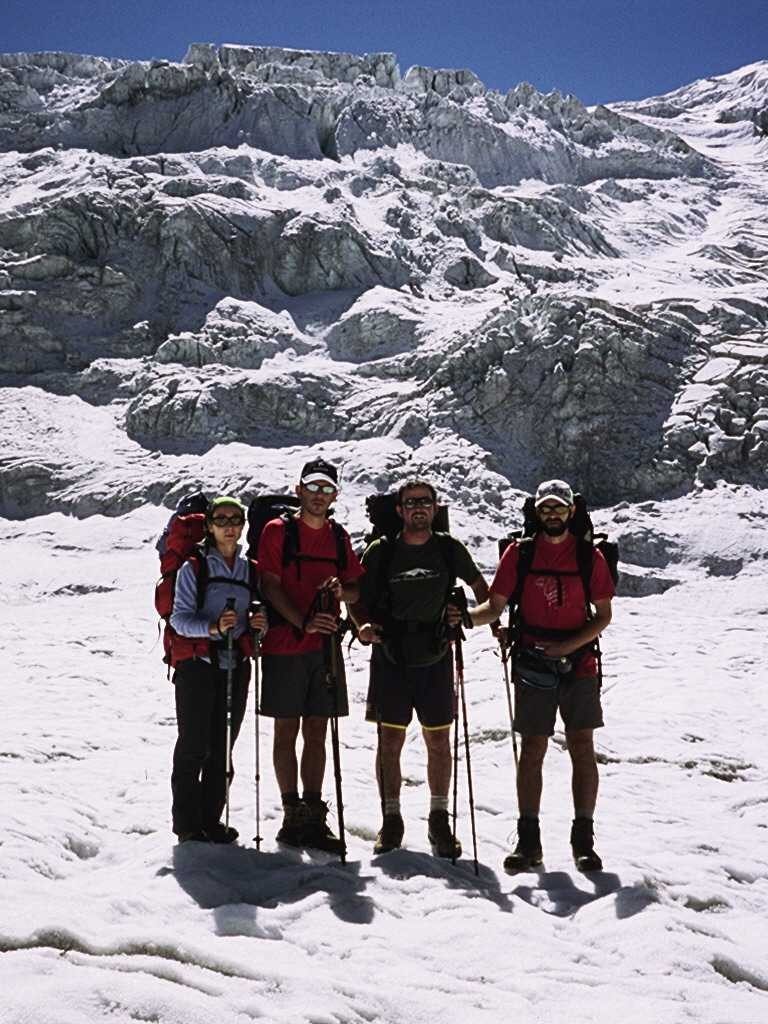 De izquierda a derecha: Infi, Quique, Joaquín y Trino cruzando el Glaciar de Moiry
