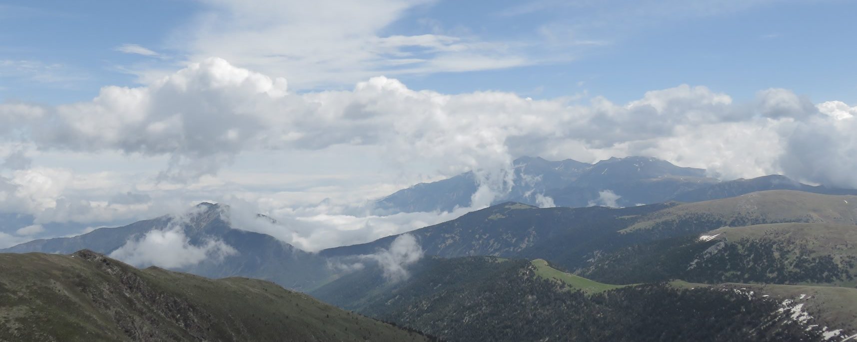 Desde la cima del Pic de La Dona, vista del Pirineo hacia el este con el Canigó al fondo