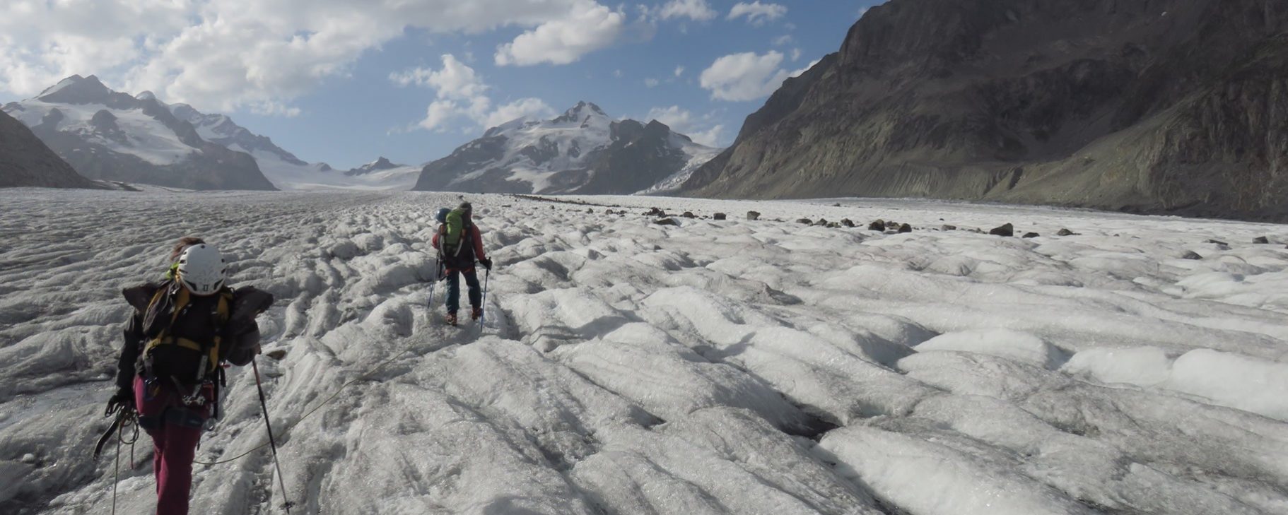 Olga y Luis marchando por el centro del Glaciar Aletsch en busca del Refugio de Konkordia