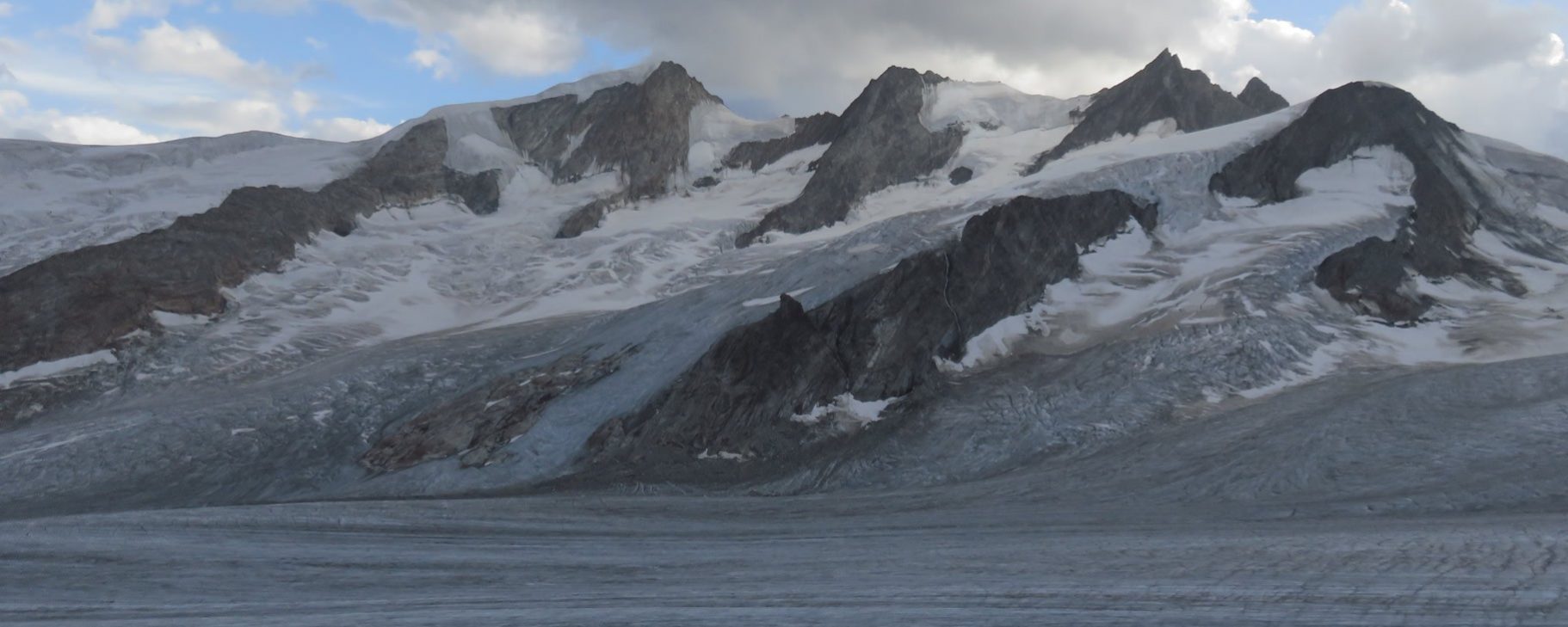 Atardecer desde el refugio: abajo el Glaciar Fiesch, arriba de derecha a izquierda, el Wyssnollen, Fiescher Gabelhorn (picudo), Schönbühlhorn (centro) y el Grosses Wannenhorn (centro izquierda)