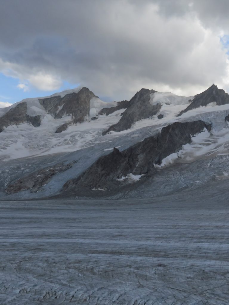 Atardecer desde el refugio: abajo el Glaciar Fiesch, arriba de derecha a izquierda, el Wyssnollen, Fiescher Gabelhorn (picudo), Schönbühlhorn (centro) y el Grosses Wannenhorn (centro izquierda)