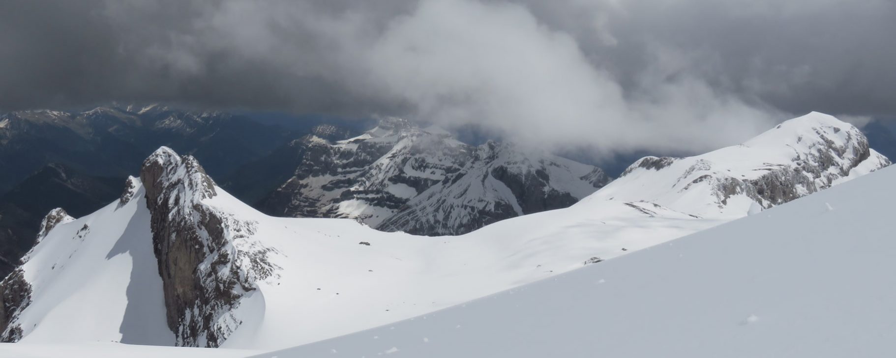 El Pico SE de Baudrimont a la izquierda y la Punta de Las Olas a la derecha, con la Sierra de Las Tucas en el centro