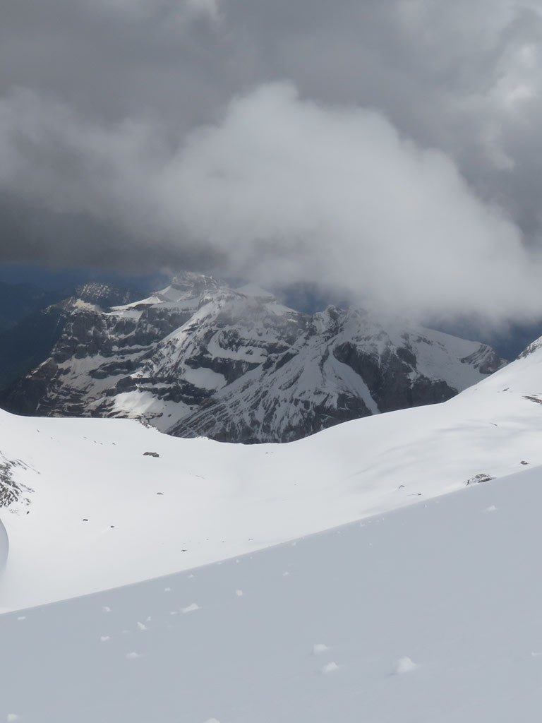 El Pico SE de Baudrimont a la izquierda y la Punta de Las Olas a la derecha, con la Sierra de Las Tucas en el centro