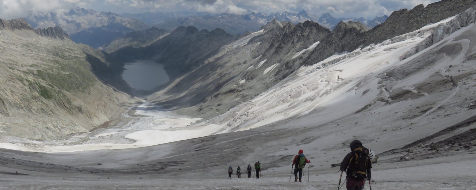 Olga y Luis bajando por el Glaciar Oberaar, abajo el Lago Oberaar