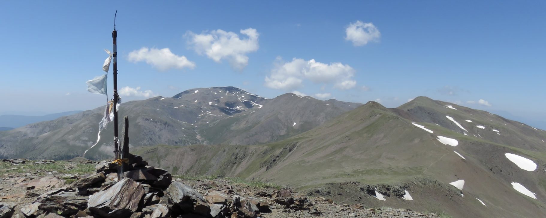 Cima del Pic d’Eina, 2.789 mts., al fondo de izquierda a derecha el Puigmal, Puigmal de Segre, Pic de Núria y Pic de Finestrelles. Abajo el Coll d’Eina