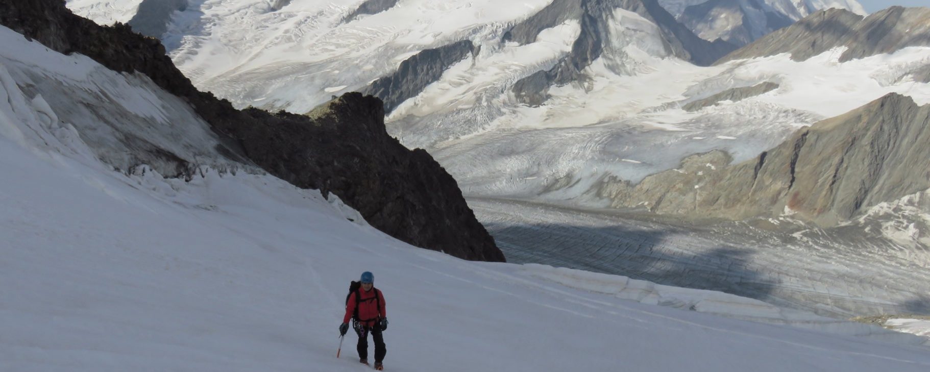 Luis subiendo por el segundo glaciar, a la izquierda el espolón de la Roca del Desayuno, al fondo el Wannenhorn (el más alto), Schönbühlhorn en el centro y el Fiescher Gabelhorn a lla derecha. Al fondo derecha aparece el Aletschhorn