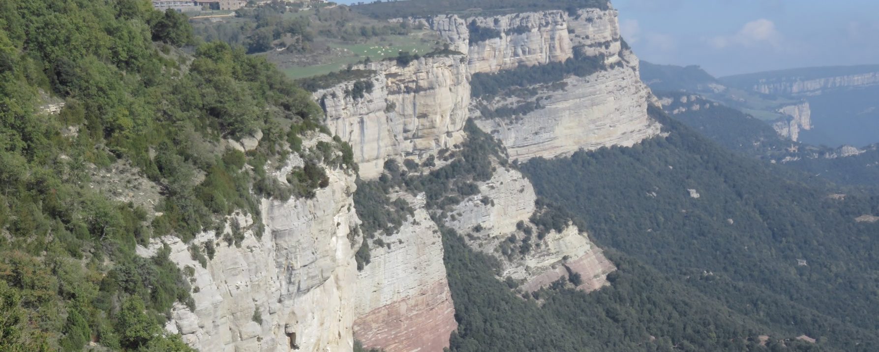 Los Cingles de l’Avenc con el Puig de La Creu y la casa de l’Avenc a la izquierda