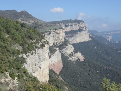 Los Cingles de l’Avenc con el Puig de La Creu y la casa de l’Avenc a la izquierda