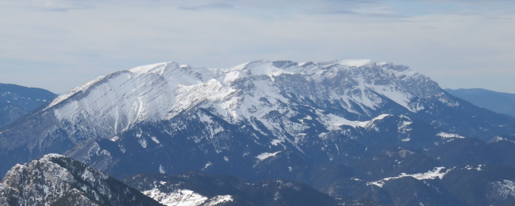 La formidable Sierra del Cadí, abajo a la izquierda les Penyes Altes de Moixeró
