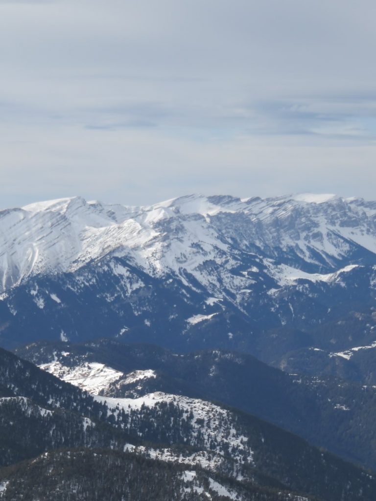 La formidable Sierra del Cadí, abajo a la izquierda les Penyes Altes de Moixeró