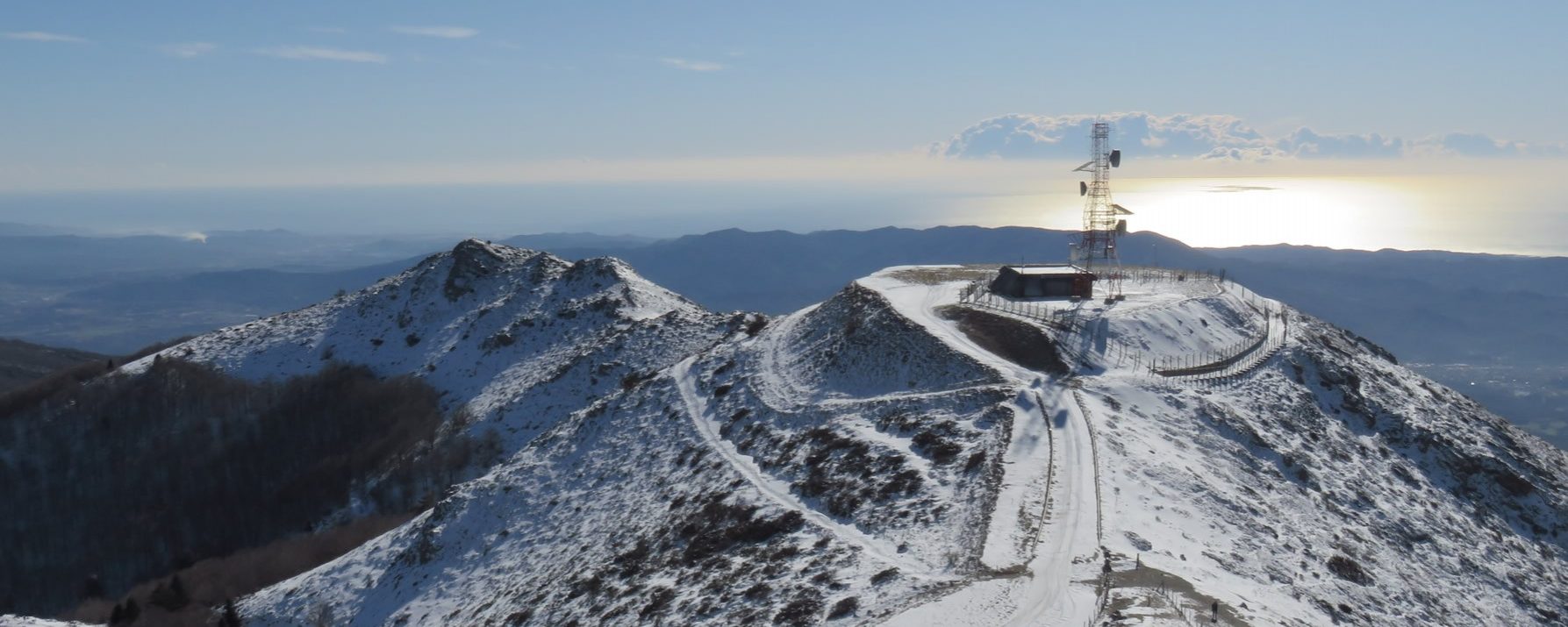 Delante el Puig Sesolles, a la izquierda el Turó Gros