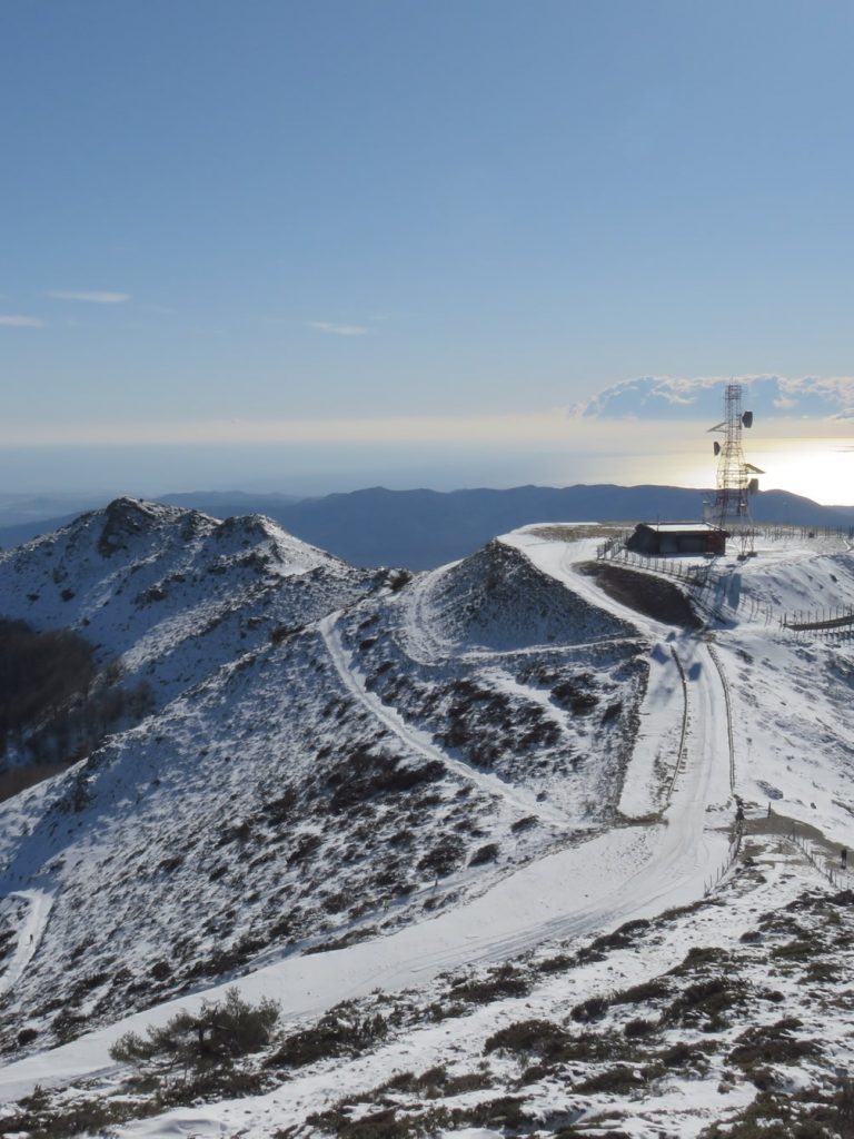 Delante el Puig Sesolles, a la izquierda el Turó Gros