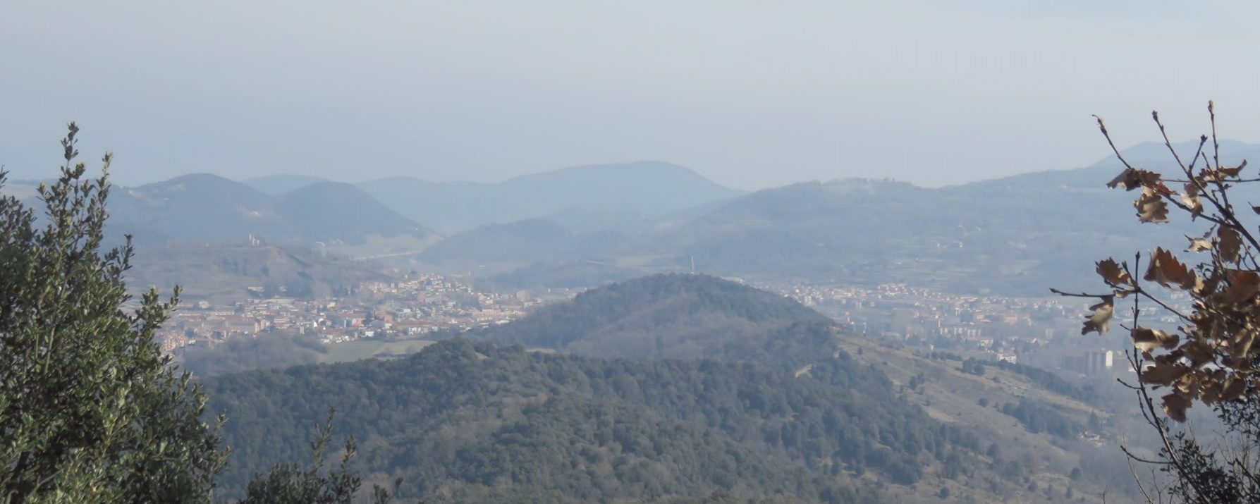 En el centro el Volcá de Montolivet (con su antena), su cordal que lo une con la cima de Sant Valentí y Olot rodeandolo