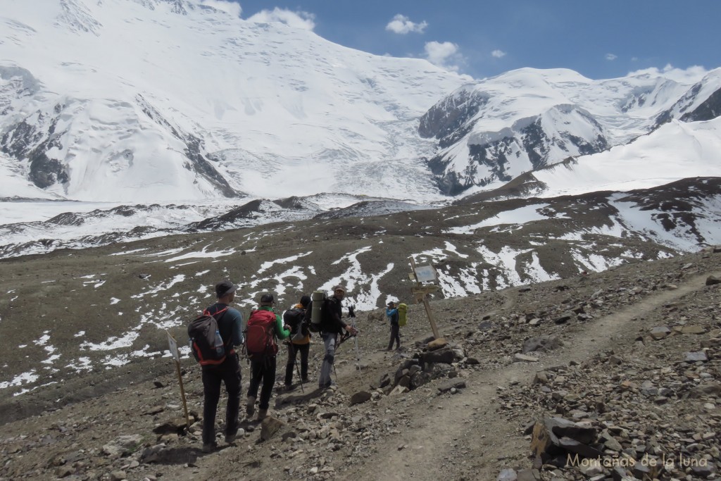 Cruzando el terroso Glaciar Lenin, cruce a otros campamentos
