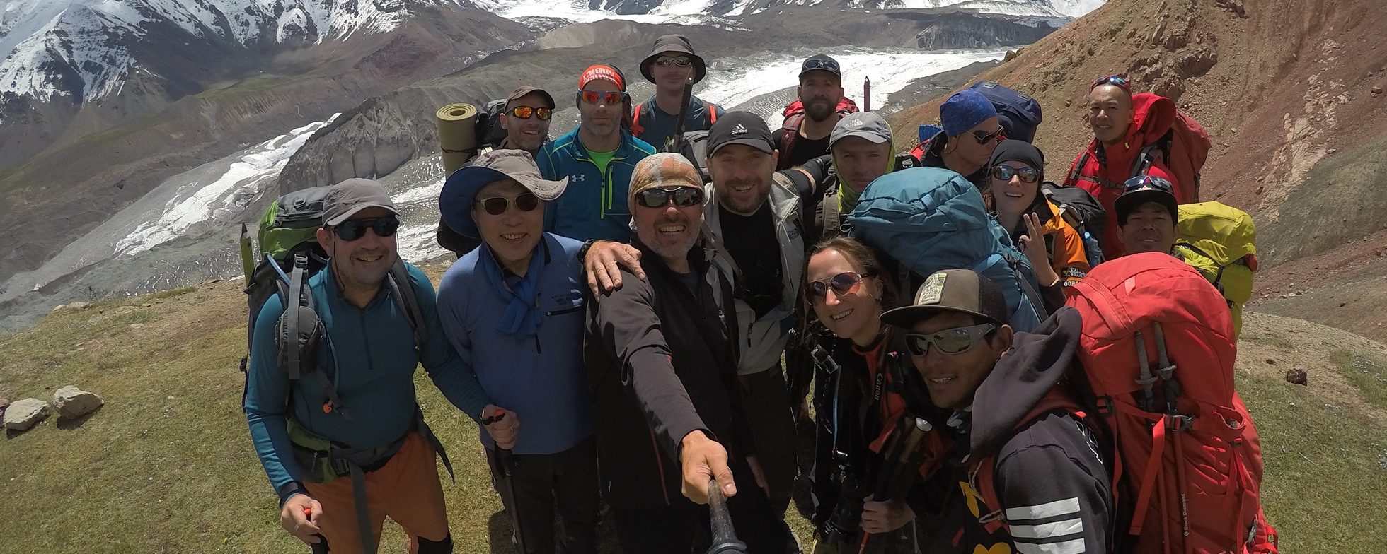 Foto de grupo bajo Puteshestvennikov Pass, 4.100 mts., delante de izquierd a derecha: Joaquín, Stephen, Luis, Dimitri, Dima, Iveta y guía. En segunda fila: Javi, Elan, Hans, Tom, «el ruso», Teresa, Ray y otro guía