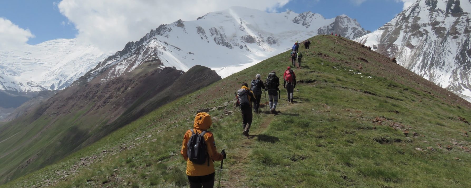 Seguimos por la parte más alta de la ladera, al fondo el pico Pietroshkogo, delante Teresa
