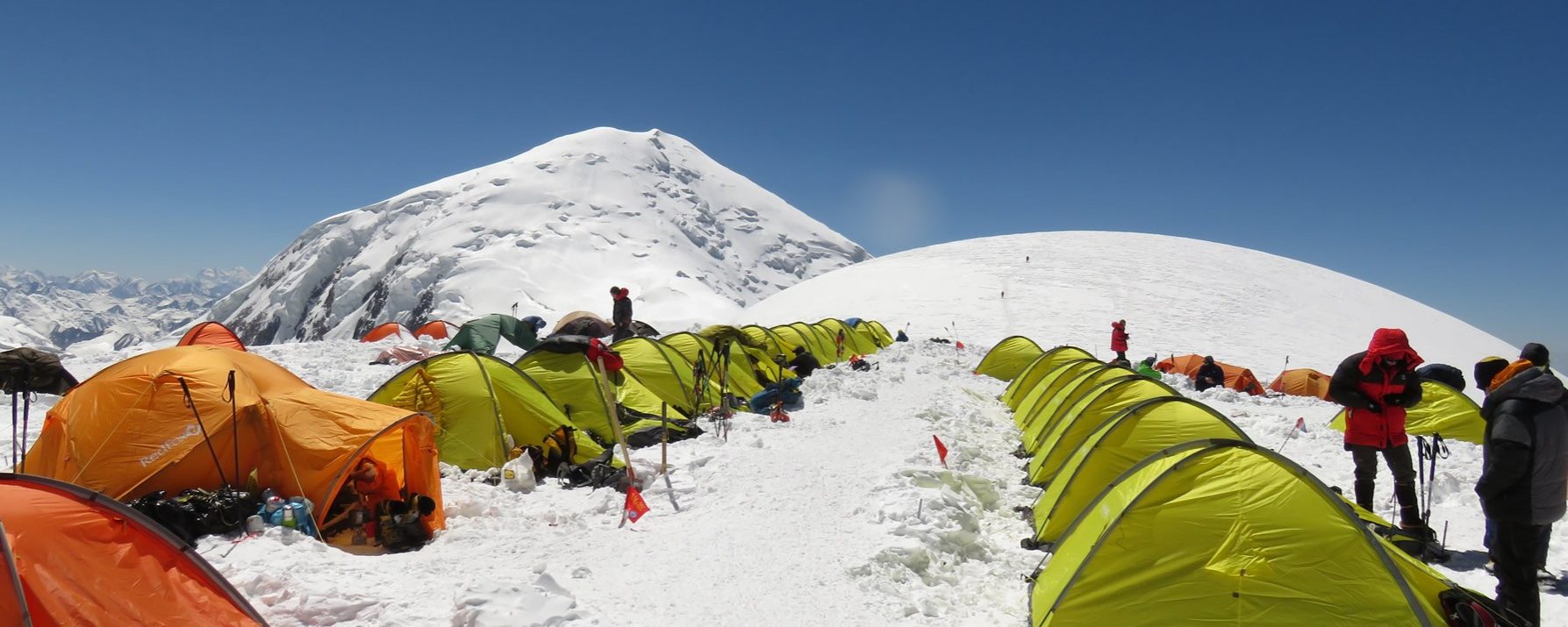 Campo 3 del Pico Lenin, 6.100 mts. Al fondo la suave loma del Razdelnaya y detrás más alto el Dzerzhinsky
